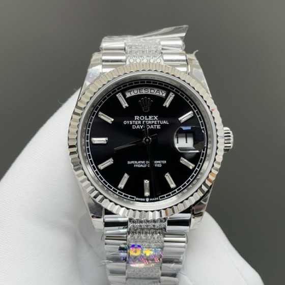 Sunday Calendar series women's watch, black dial, silver bezel, 36mm, with diamond-set silver President-style bracelet.